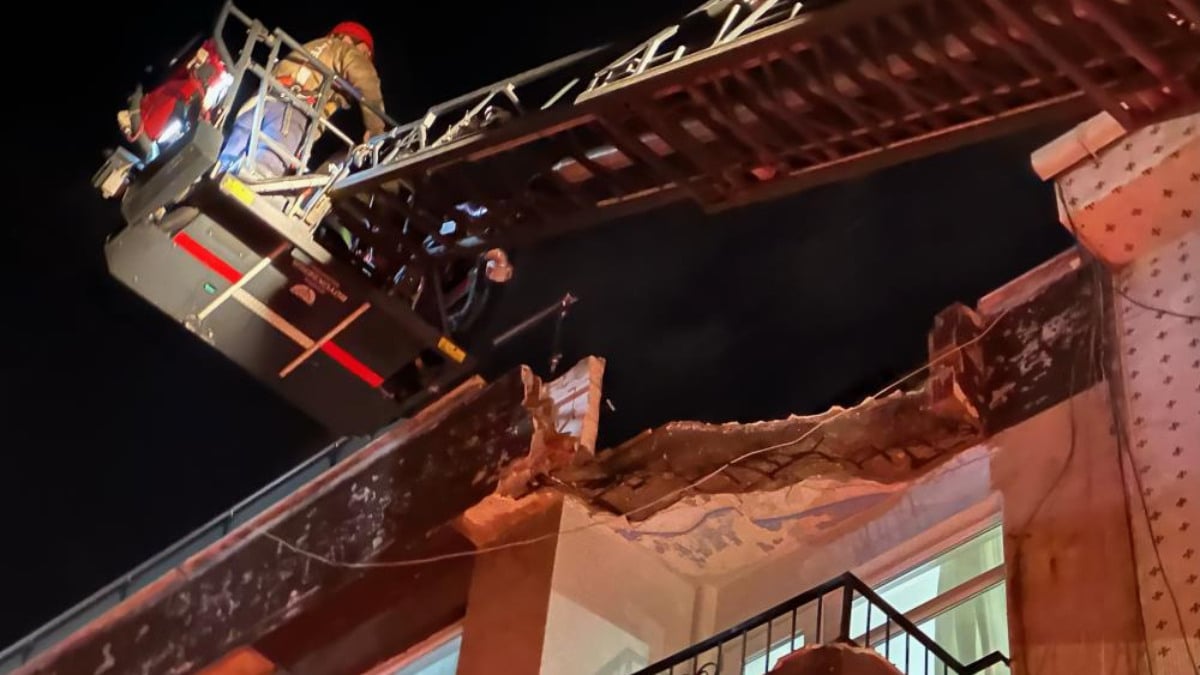Zeytinburnu’nda 3 katlı binanın terası çöktü