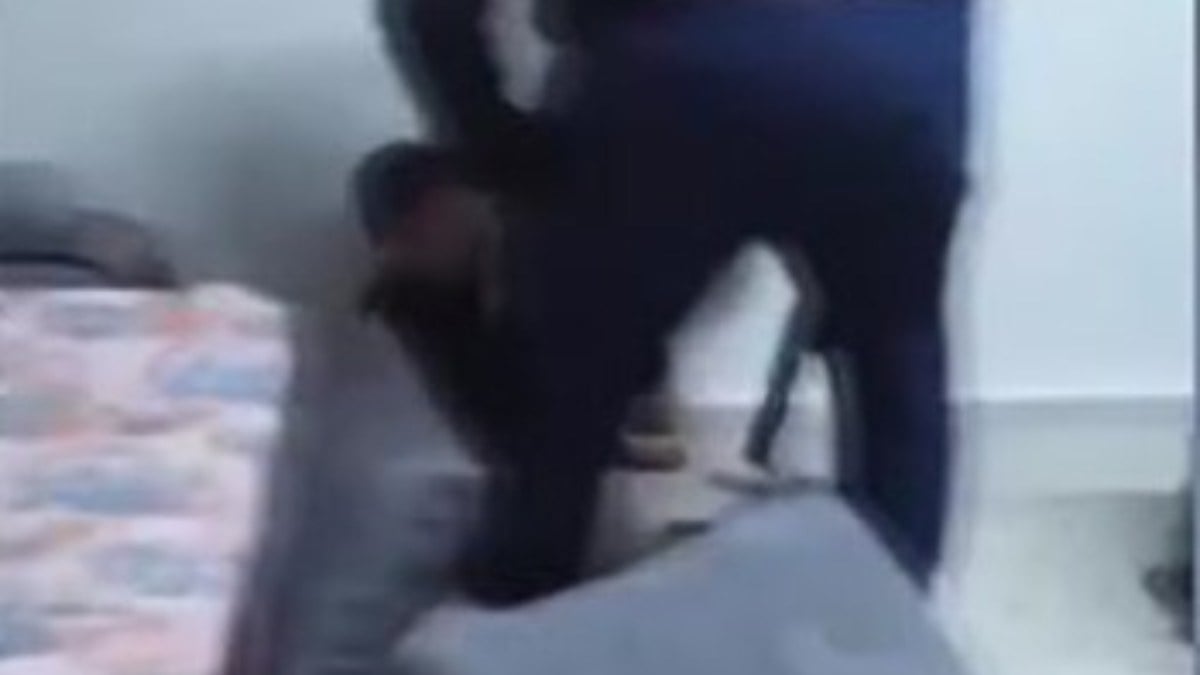 Adana’da cani baba dehşet saçtı: Köşeye sıkıştırdığı oğlunu kemerle dövdü! İşte o anlar…