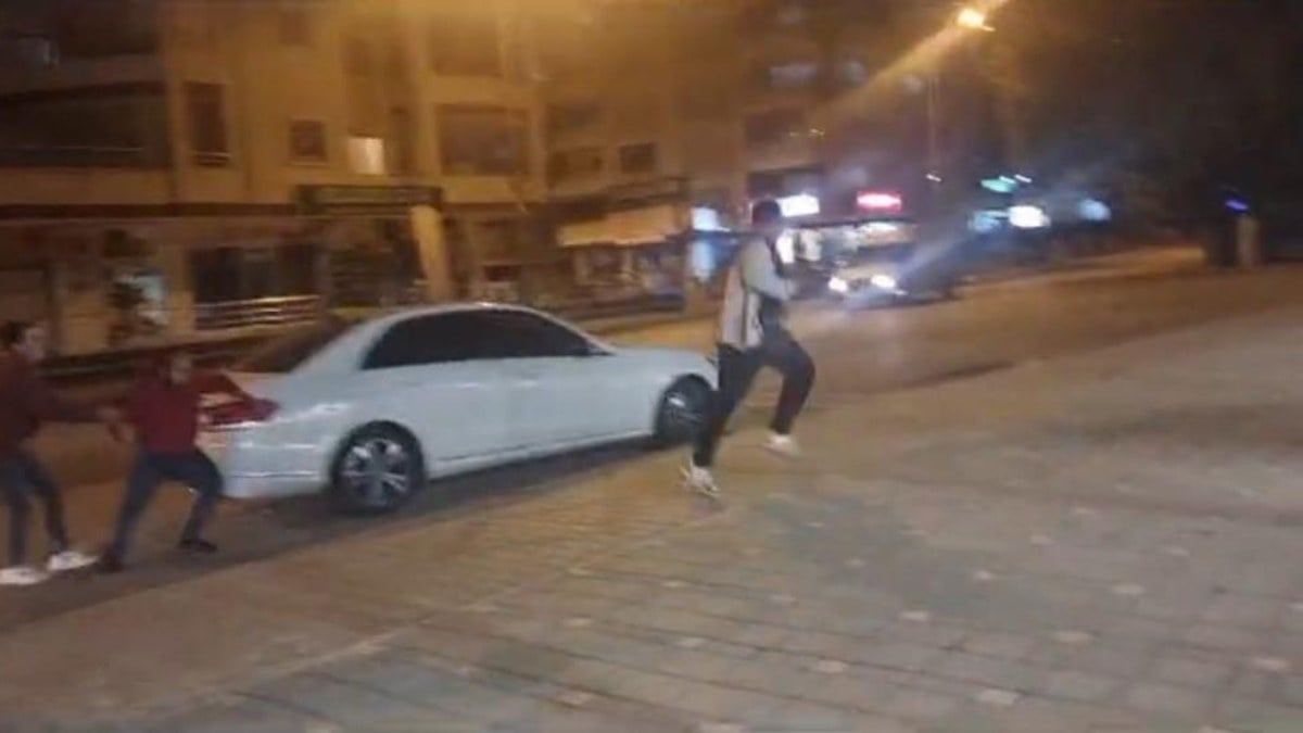 Adana’da kavga eden grup, polisi görünce dağıldı