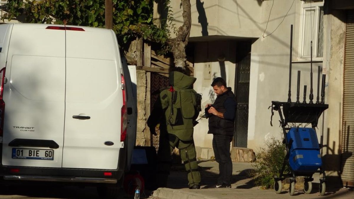 Adana’da kuyumcu soygunu… ‘Üzerimde bomba var’ diyerek tehdit etti