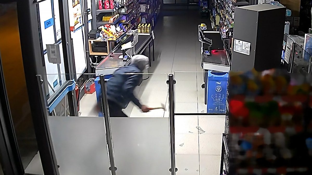 Adana’da markete çekiçli hırsız dadandı! 30 bin lira değerinde gıda malzemesi ve sigara çaldı