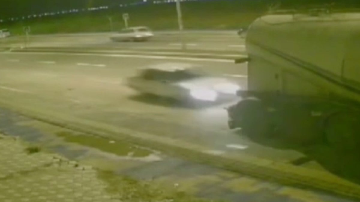 Adana’da otomobilin tıra çarptığı kaza kameraya yansıdı