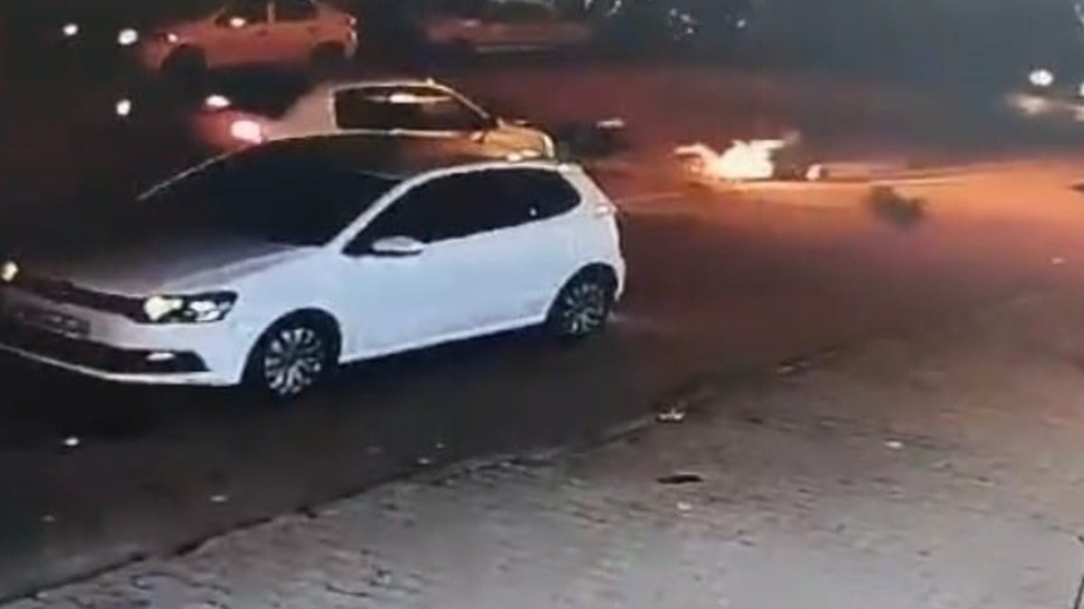 Adana’da otomobilin yayalara çarptığı anlar kamerada: 3 yaralı