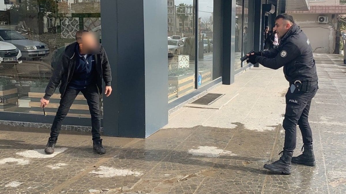 Adıyaman’da boğazını kesen şahsı polis etkisiz hale getirdi