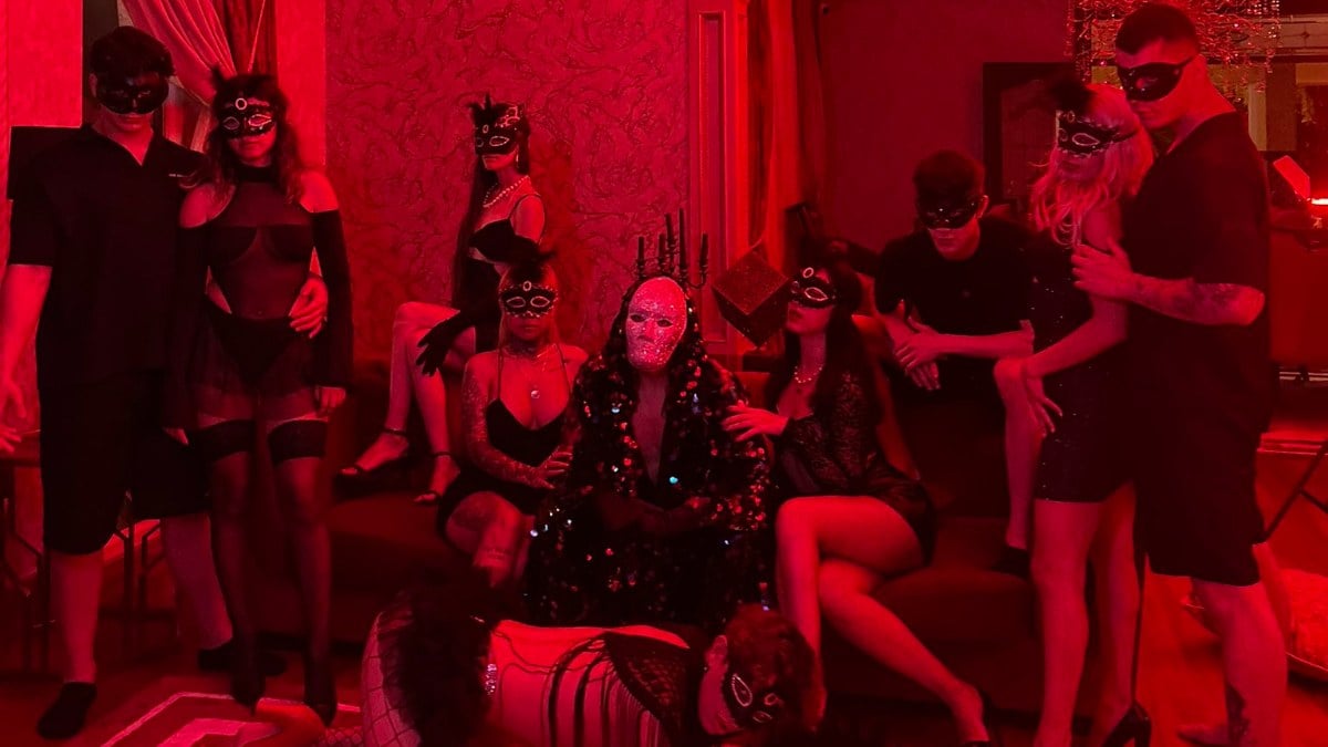 Adnan Oktar’a benzetildi! Fantezi evi Fergio House’un lideri bakın kim çıktı! Meğer ünlü iş insanı…