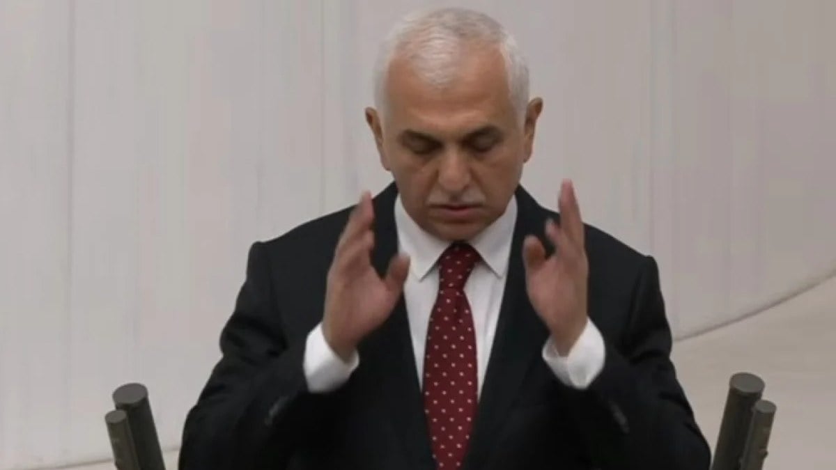 AK Partili vekilden anlamlı hareket: Kürsüde hayatını kaybedenler için dua okudu