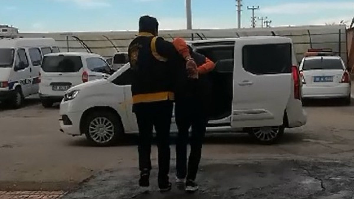 Aksaray’da cips yiyerek hırsızlık yaptı: Pişkin hırsız yakayı ele verdi