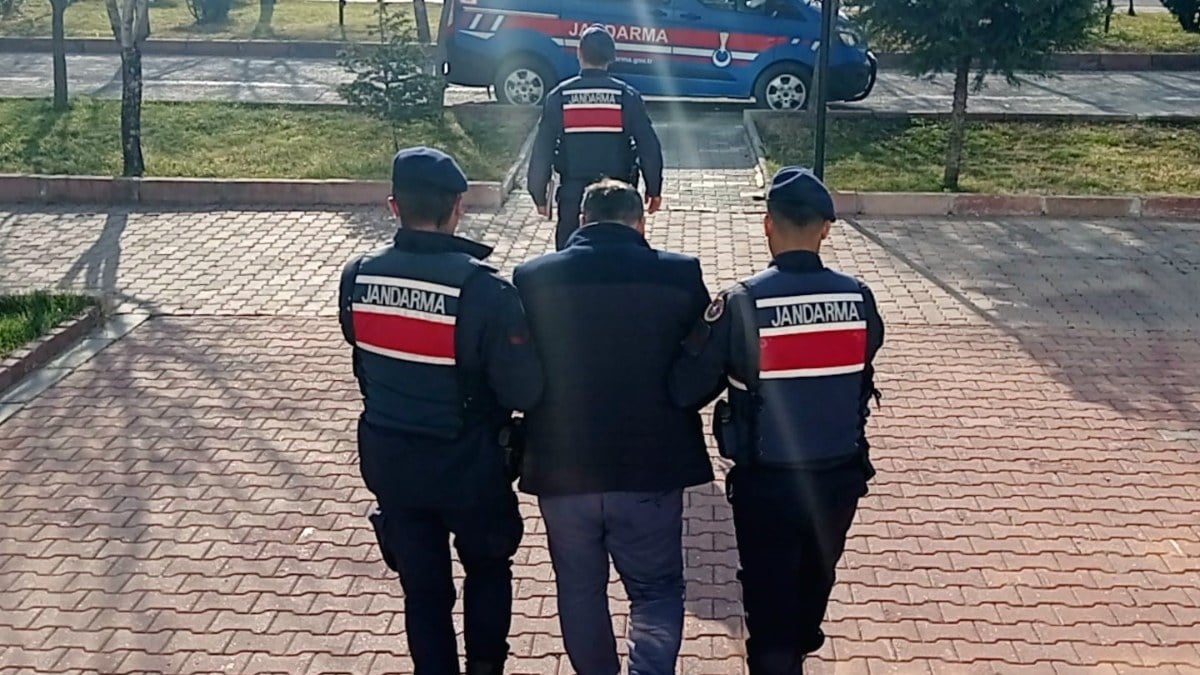 Aksaray’da jandarma ekiplerinden operasyon: Evin banyosunda cephanelik buldular