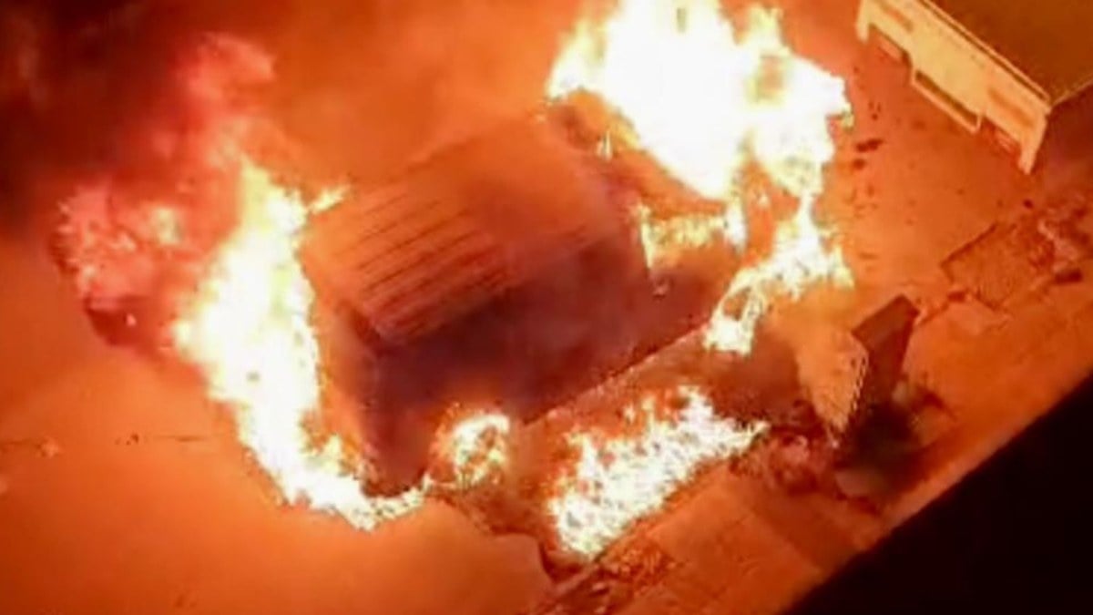 Aksaray’da seyir halindeki minibüs alev alev yandı