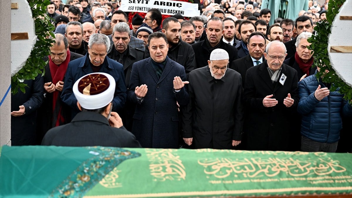 Ali Babacan’ın annesi son yolculuğuna uğurlandı