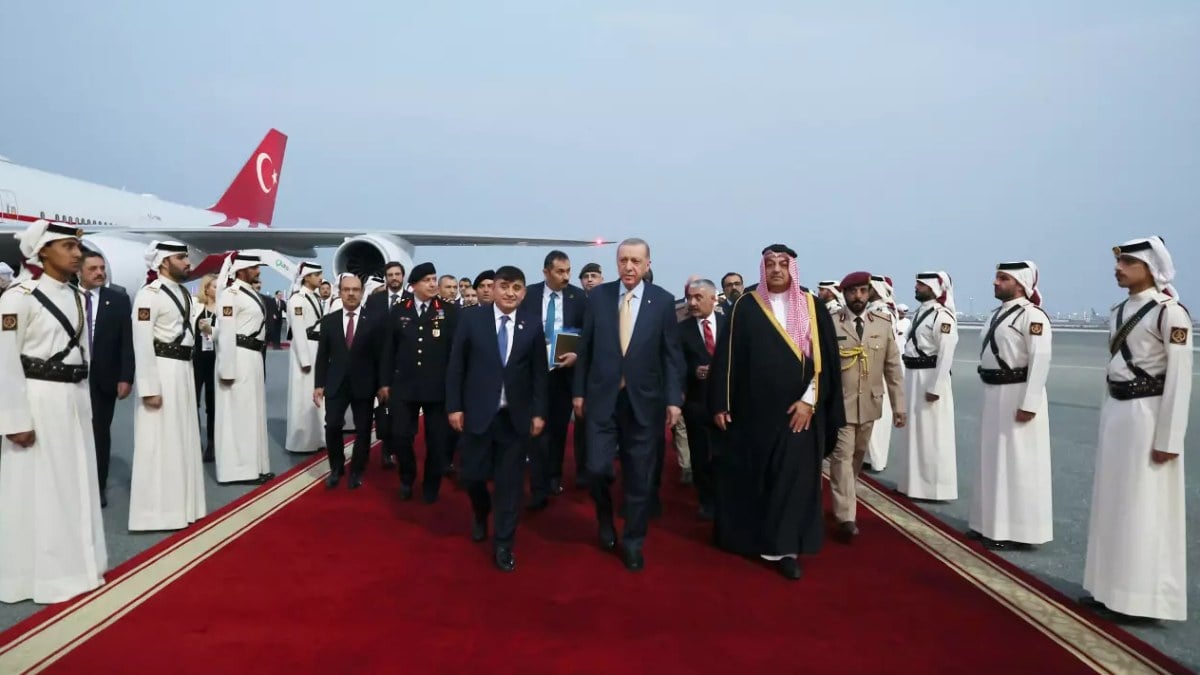 Almanya Cumhurbaşkanı’nı bekleten Katar, Cumhurbaşkanı Erdoğan’ı güllerle karşıladı