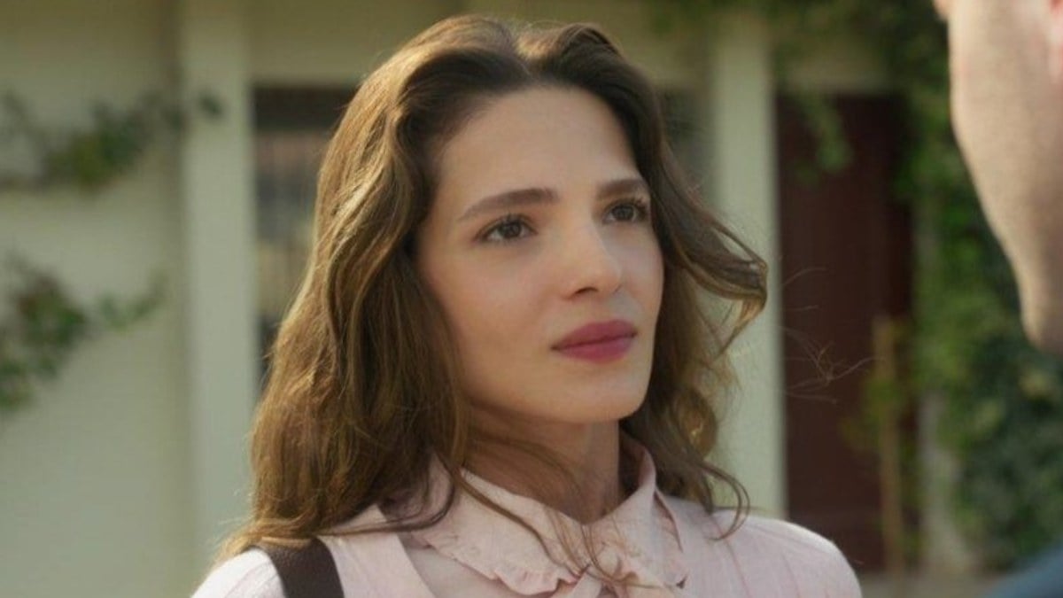 Altın Kafes’in yıldızı Şifanur Gül’den bornozlu pozlar! “Sahne arkası daha iyiymiş”