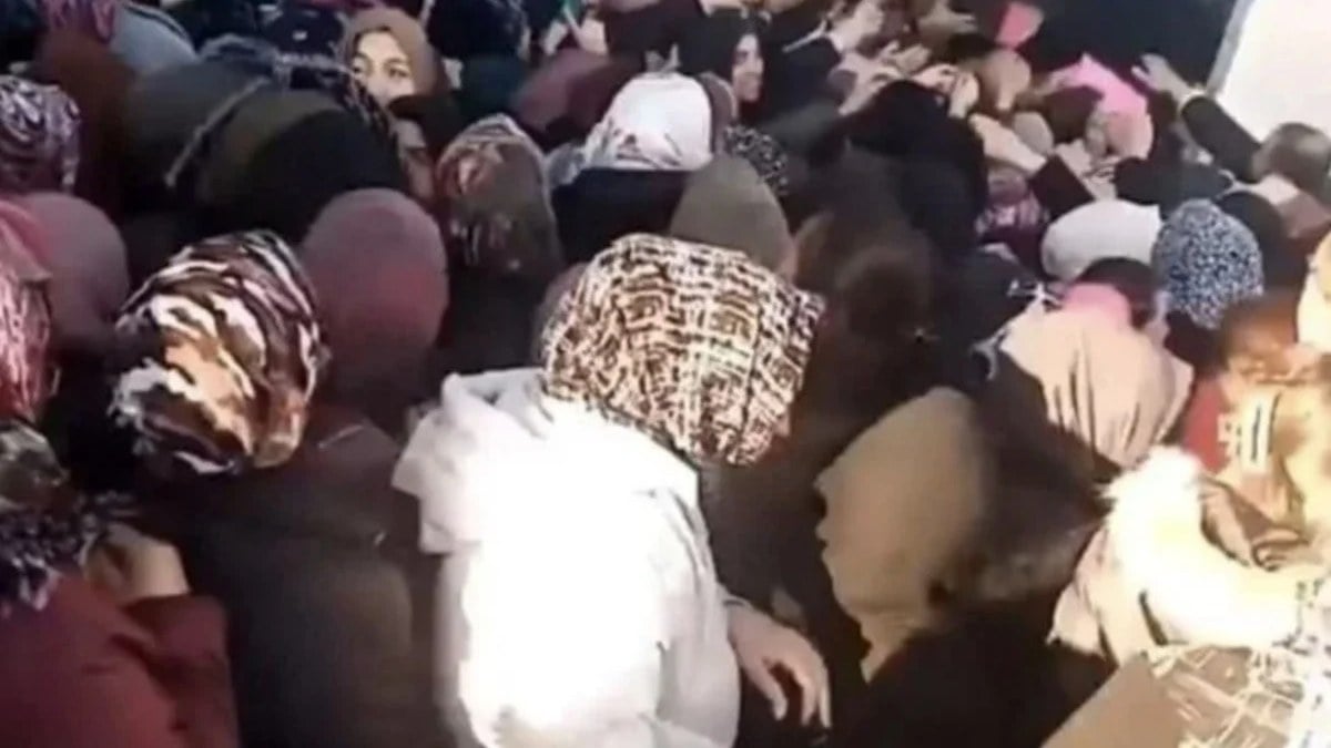 Ankara’da bedava bardak izdihamı: Birbirlerini ezdiler