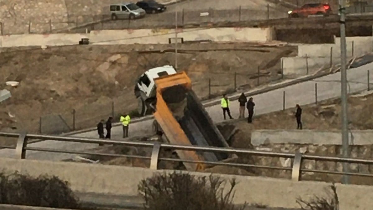 Ankara’da yoldan çıkan kamyon askıda kaldı