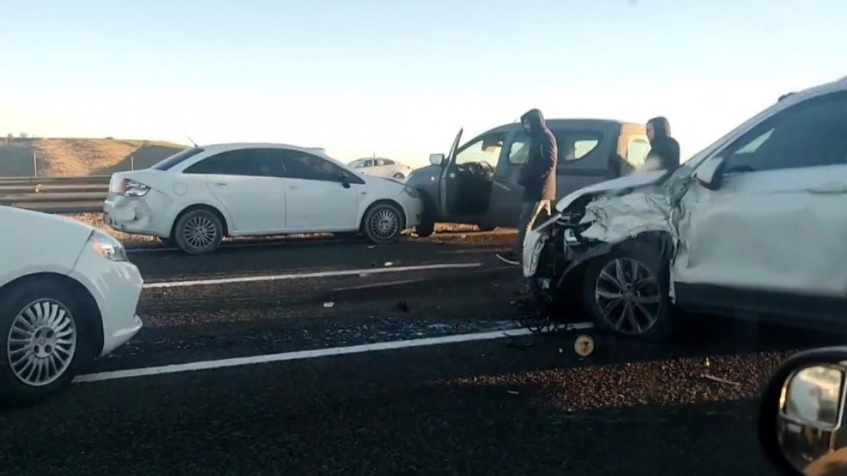 Ankara’da zincirleme kaza: Buz tutan yolda 10 araç birbirine girdi