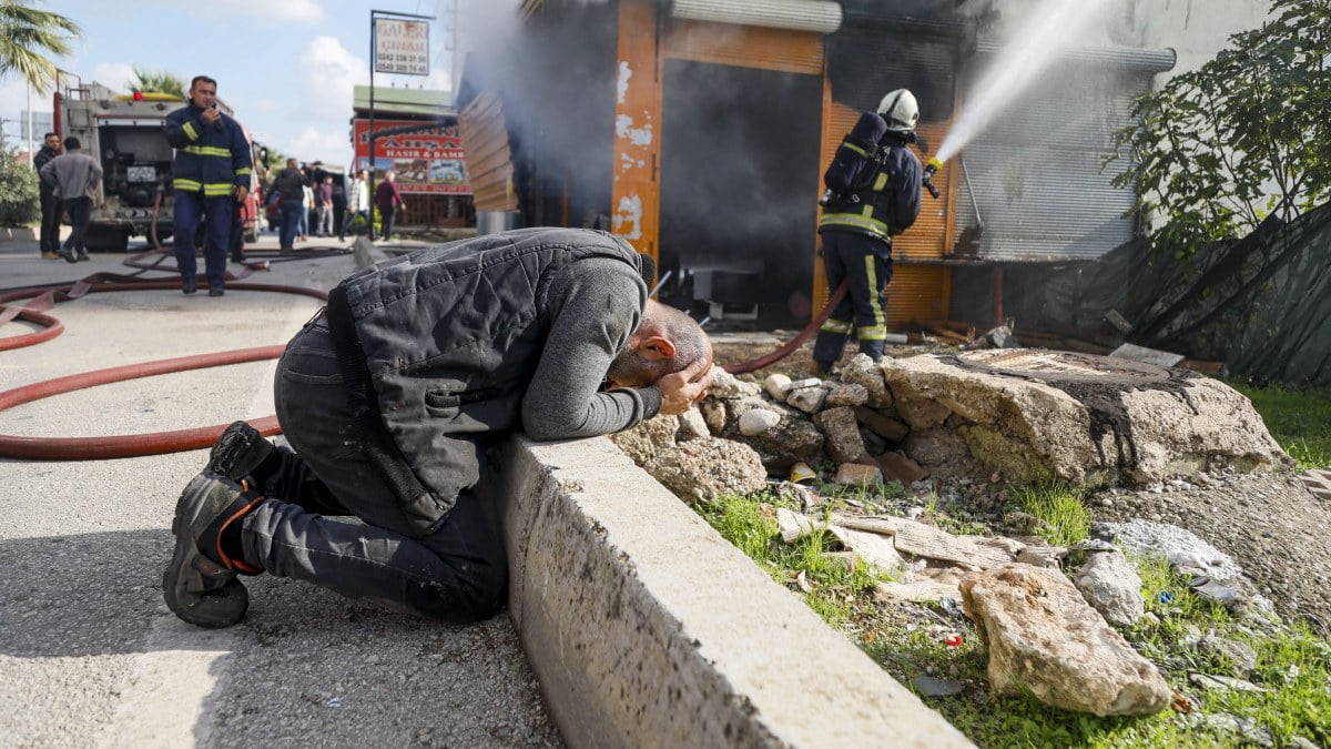 Antalya’da iş yeri yanan esnaf o anları elleriyle başını tutarak izledi: 400 bin lira zararım var