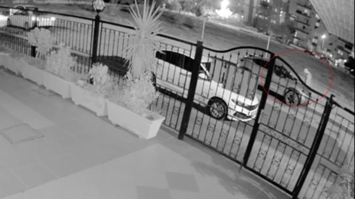 Antalya’da komşusunun lüks aracını boydan boya çizdi