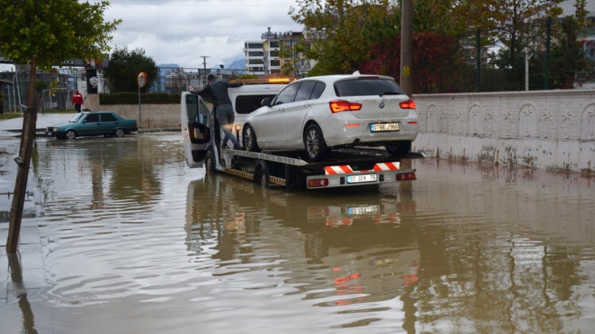 Antalya’da kuvvetli yağış! Evlerin bahçeleri ile seraları su bastı