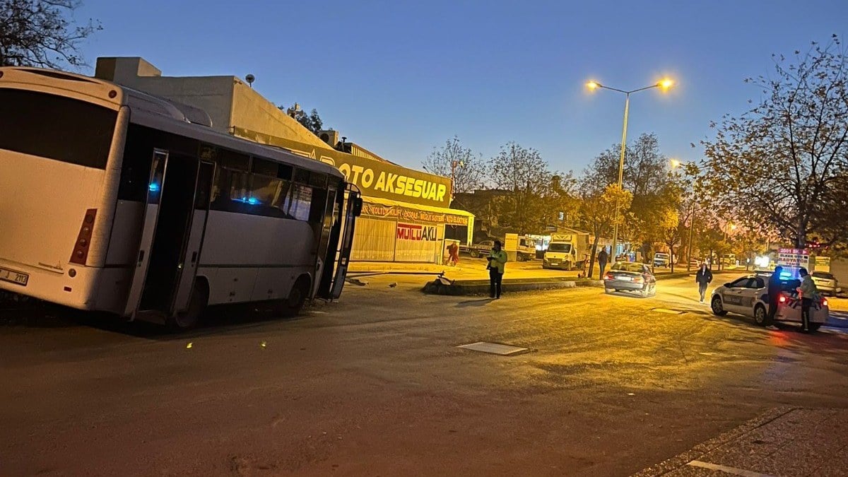 Antalya’da sürücü hapşırınca midibüs elektrik direğine vurdu