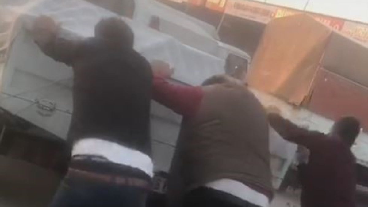 Antalya’da vatandaşların ittirdiği kamyonet kaza yaptı