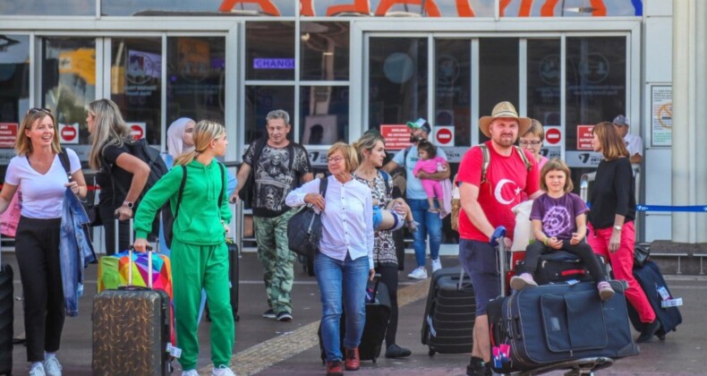 Antalya’da yılbaşı haftasında yeni rekor: 121 bin 139 turist geldi