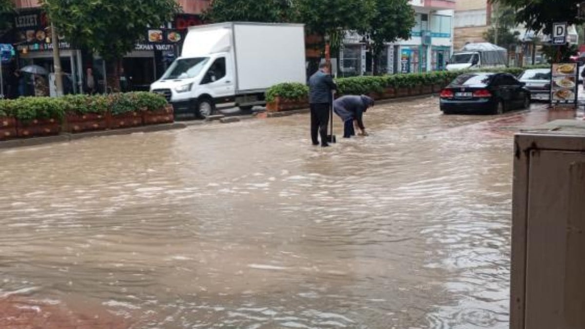 Antalya’yı sel aldı! Caddeler göle döndü, seralar zarar gördü