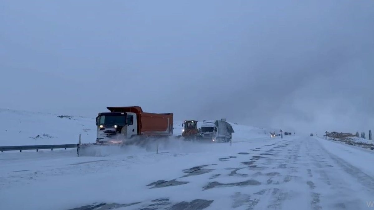 Ardahan’da kar esareti kaza getirdi! Yol trafiğe kapandı