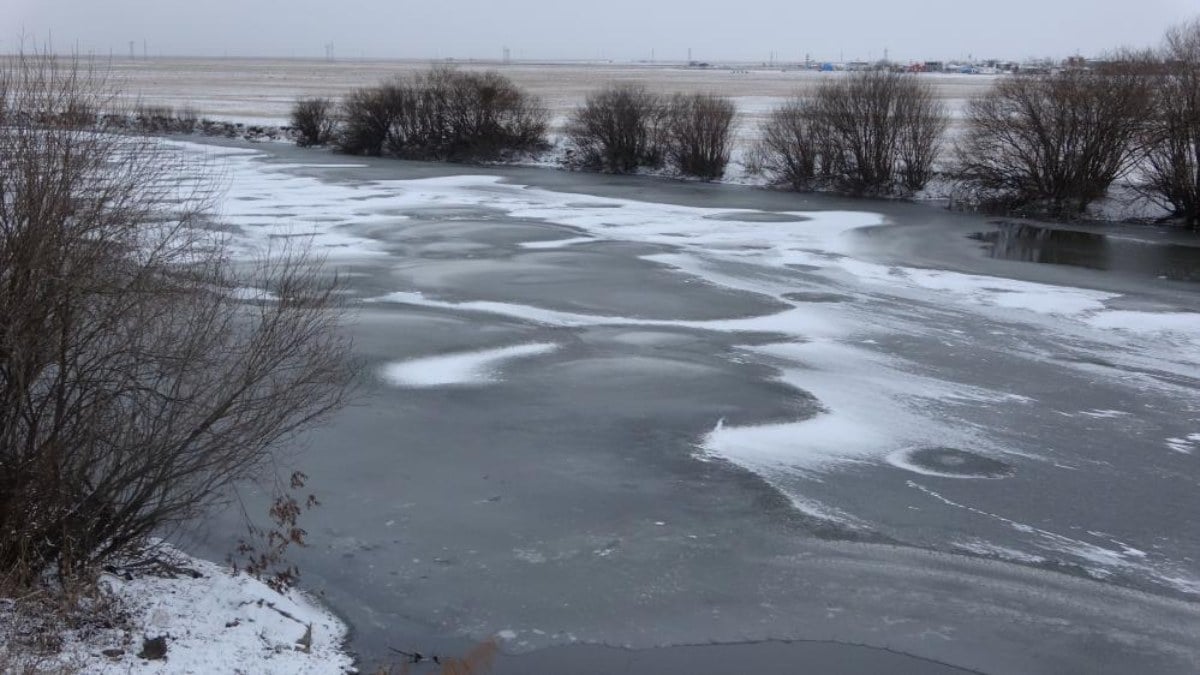 Ardahanlı donuyor! Kura Nehrinin yüzeyi buz tuttu