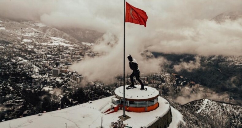 Artvin beyaza büründü! Manzararası görenin aklını aldı