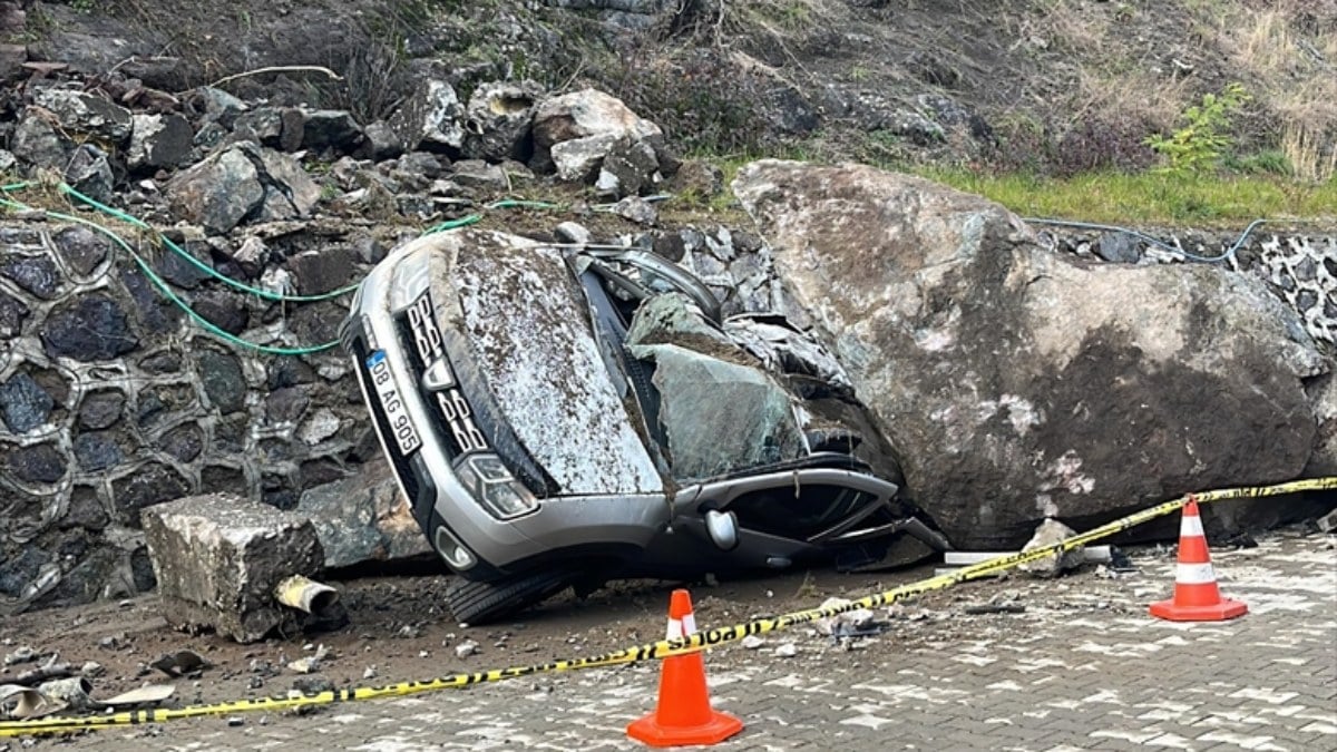 Artvin’de yamaçtan kopan kayalar cipi kağıt gibi ezdi