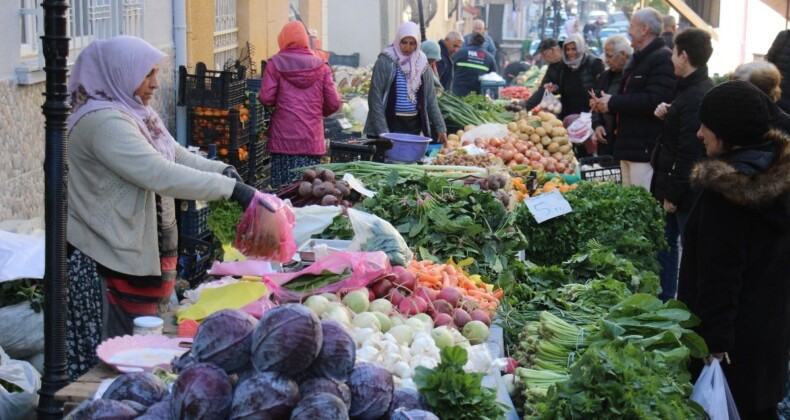 Aydın’da kurulan ‘salı pazarı’ yöreye can katıyor