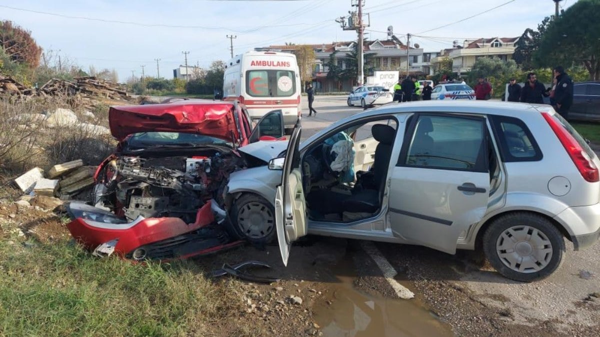 Balıkesir’de iki araç çarpıştı: 8 yaralı