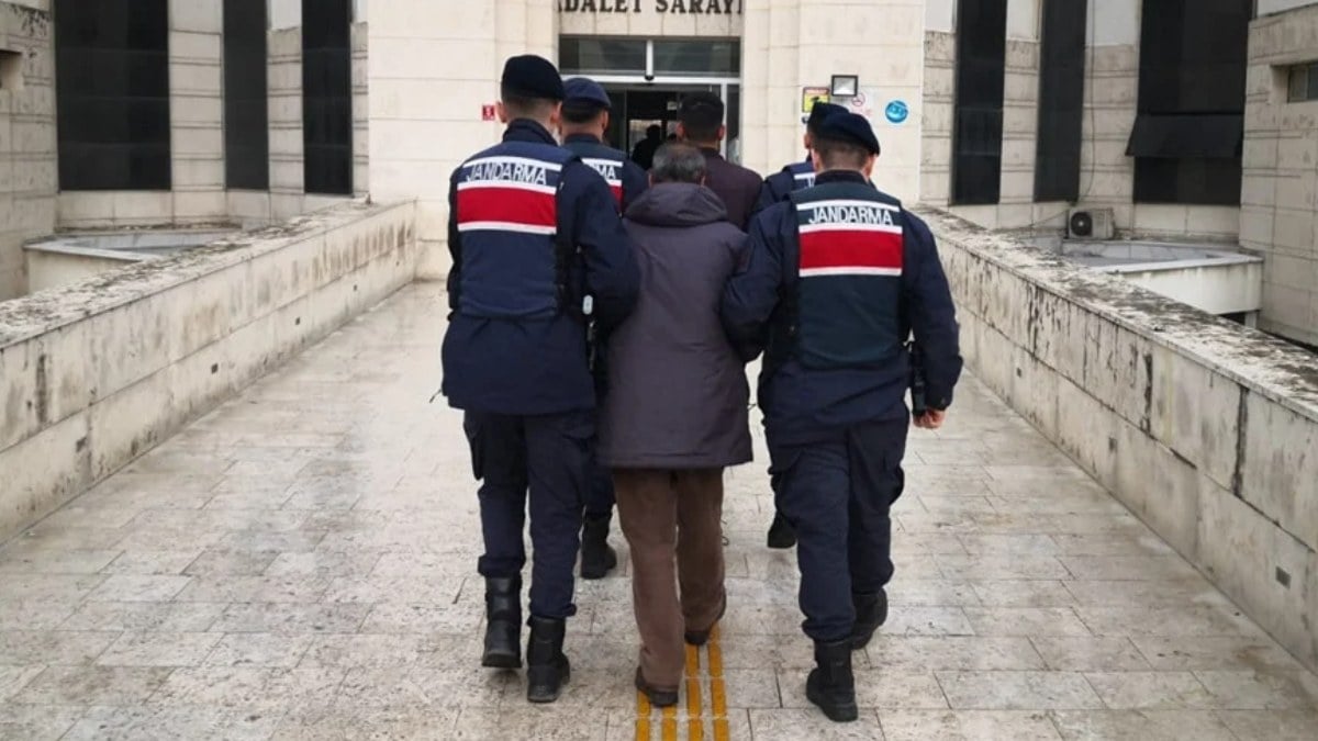 Balıkesir’de uyuşturucu satarken yakalanan dede ve torunu tutuklandı