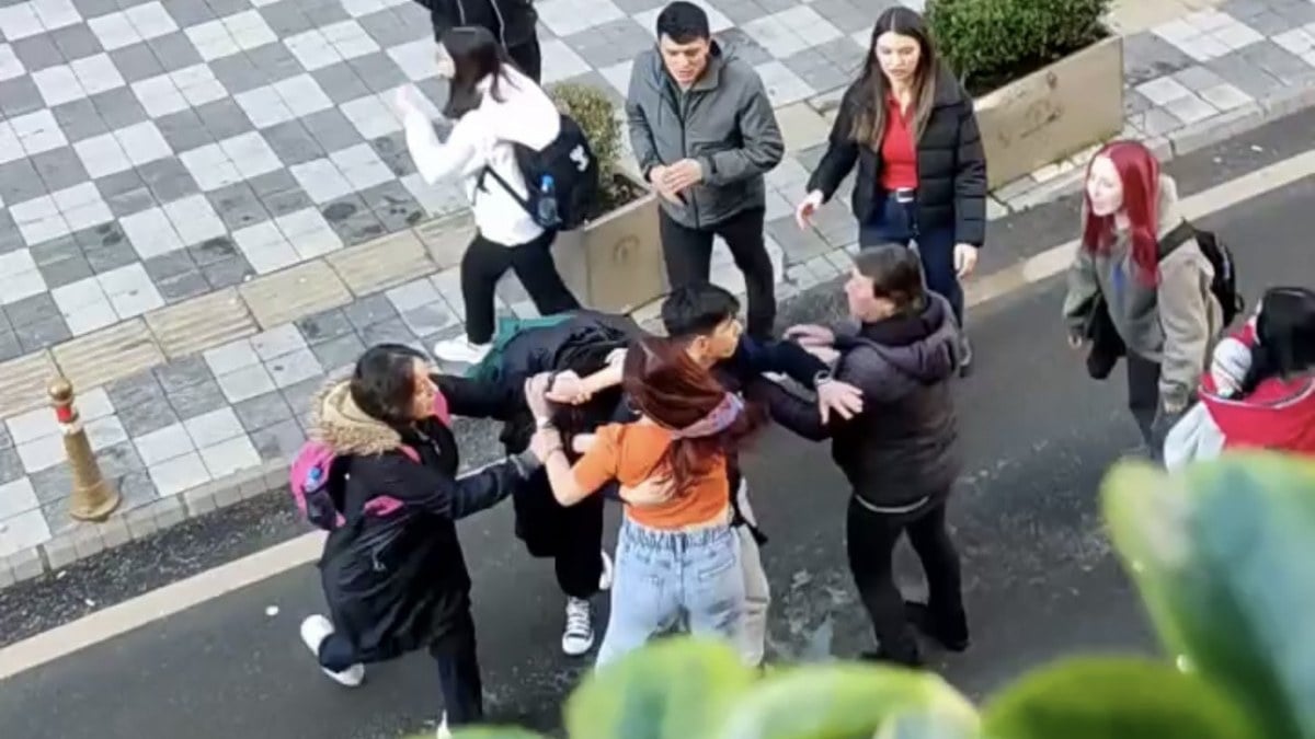 Bartın’da liseli kızlar cadde ortasında birbirlerine girdi