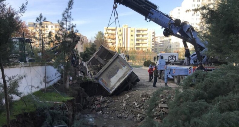 Batman’da okul bahçesinde obruk oluştu, içine kamyon düştü