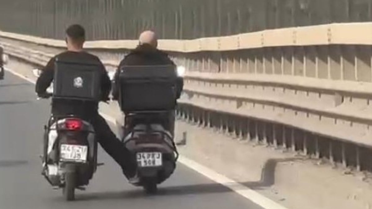 Bayrampaşa’da bir garip yolculuk: Ayağıyla motosikleti itti