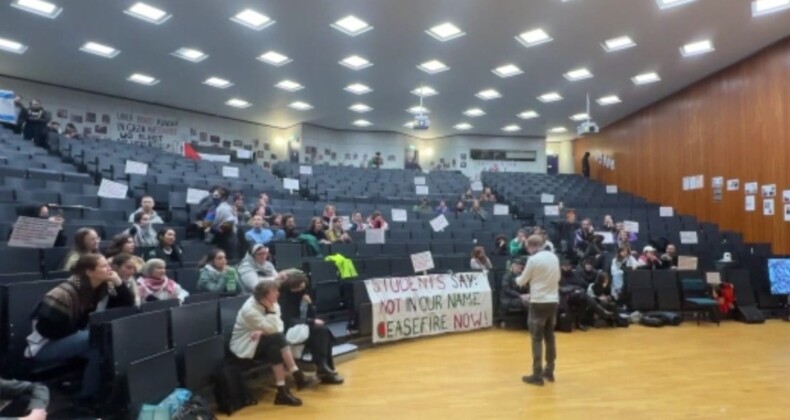 Berlin’de Gazze’deki soykırımı protesto eden öğrencilere polis müdahale etti