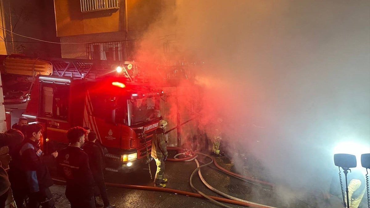 Beyoğlu’nda 2 katlı ahşap binada yangın