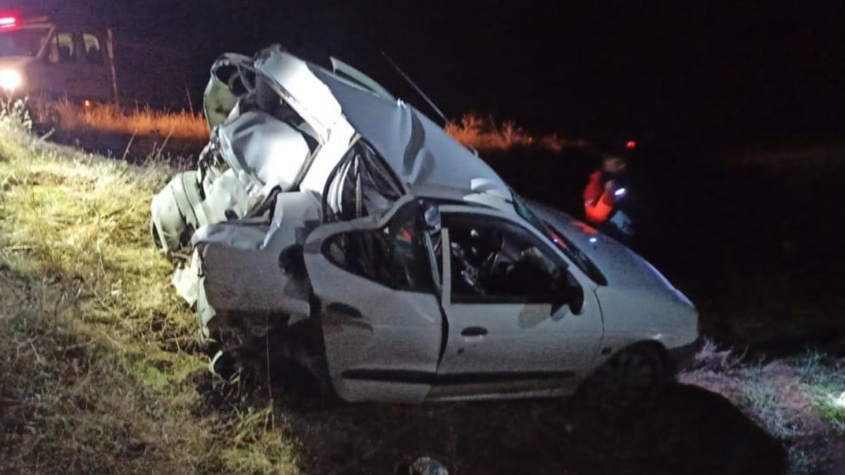 Bitlis’te emniyet şeridinde bekleyen otomobile tırın çarptığı kazada 1 kişi öldü