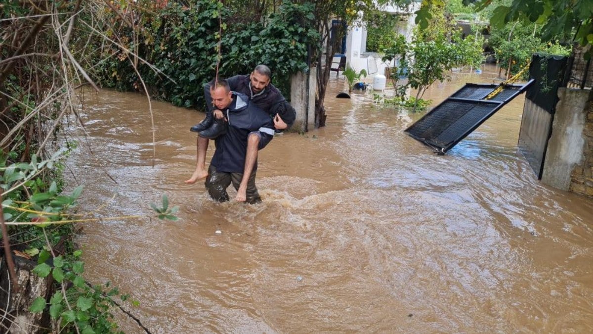 Bodrum’da her yağmur sonrası aynı manzara! Ev ve yollar su altında kaldı