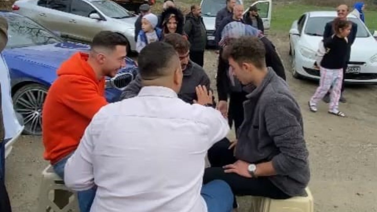 Bolu’da bir garip eğlence! Okey masasıyla gelin arabasının önü kesildi