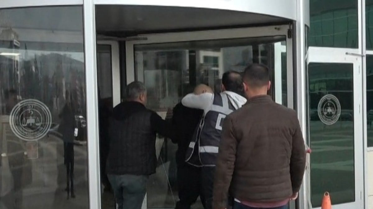 Bolu’da hırsızlıktan yakalanan şahıs adliyenin kapısına kafa attı