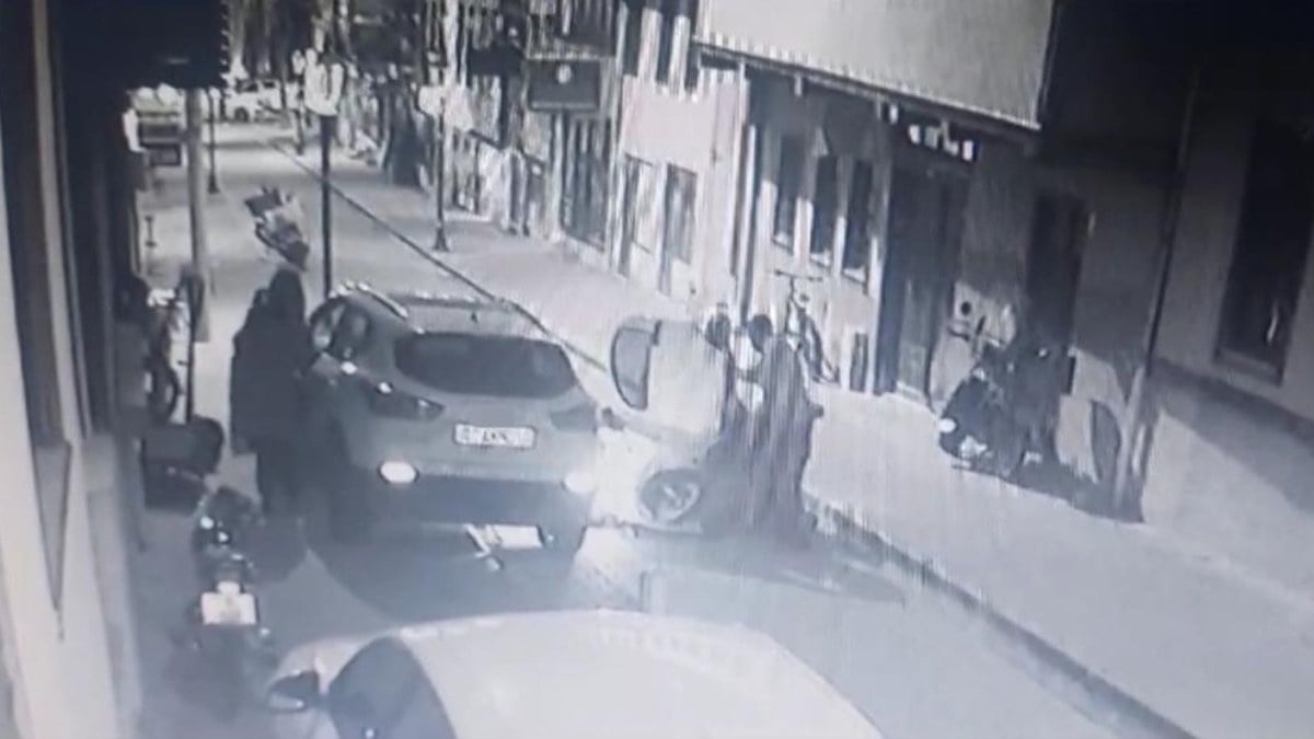 Burdur’da kaldırımdan inemedi! Fizik kurallarını unuttu, tepetaklak oldu