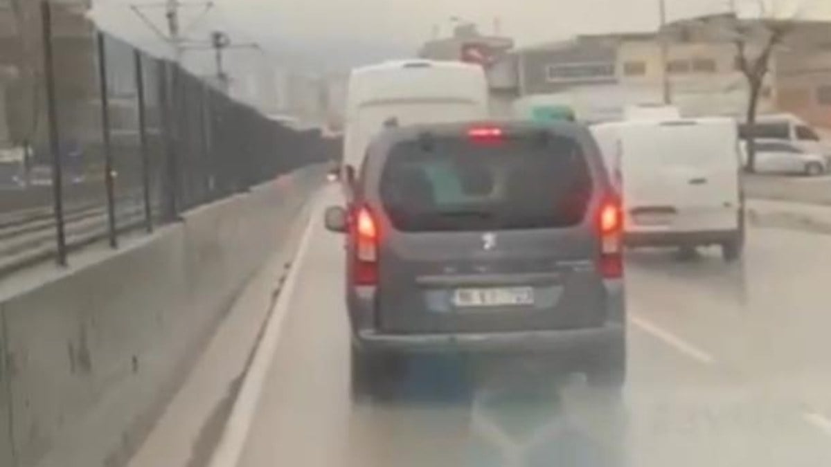 Bursa’da ambulansa yol vermeyen trafik magandası kameraya yansıdı