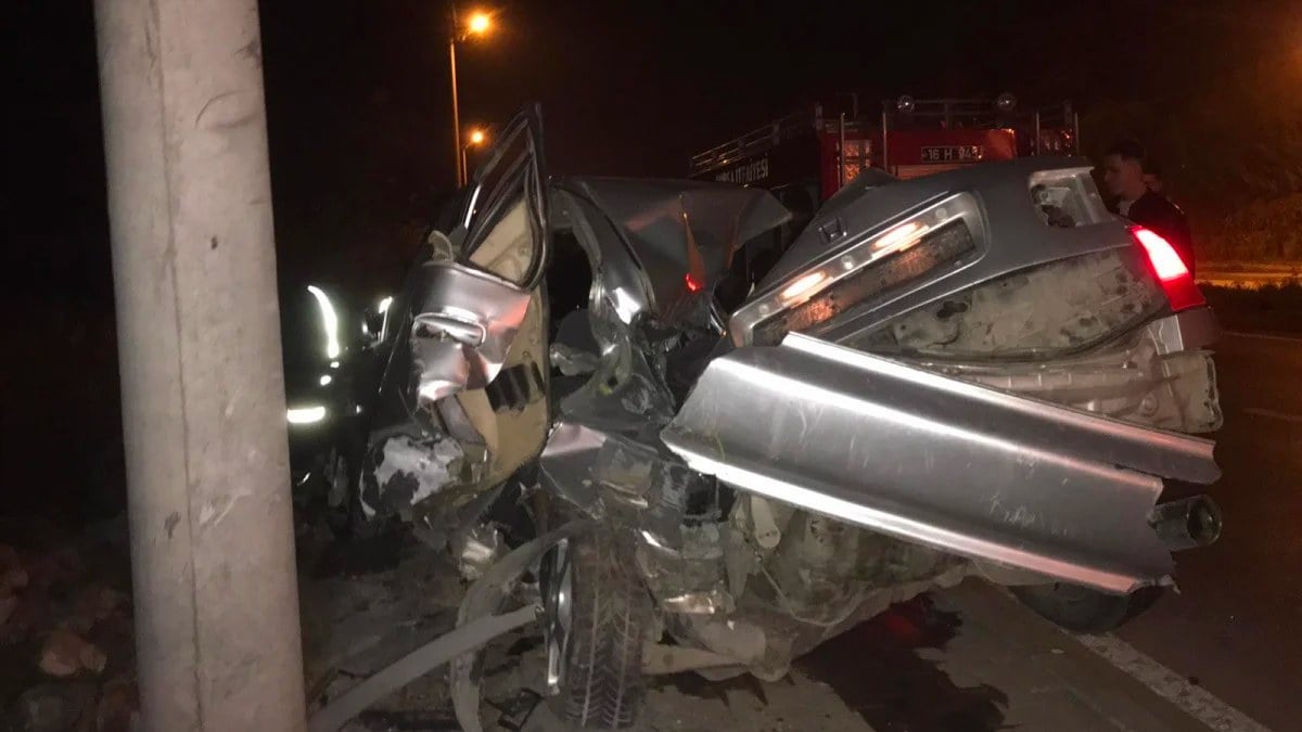 Bursa’da direğe çarpan otomobilin sürücüsü ağır yaralandı