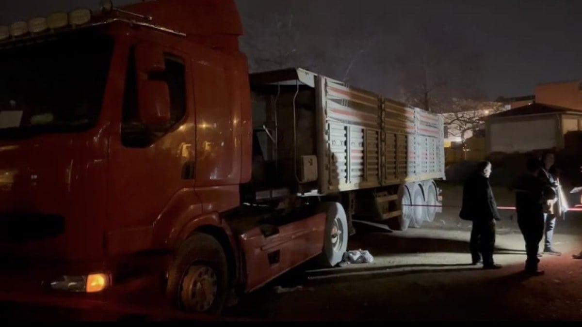 Bursa’da fenalaşan yaşlı kadın tırın altında kalarak can verdi