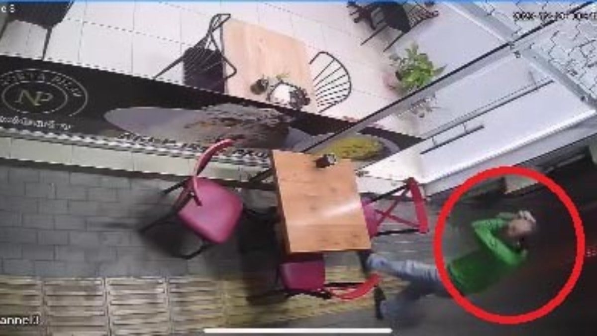 Bursa’da görünmez kaza: Dükkanın cam kapısına çarptı