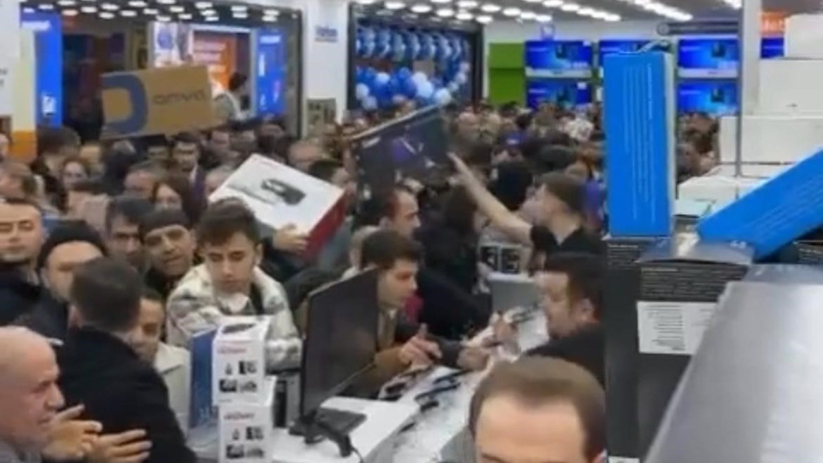 Bursa’da indirim izdihamı! Vatandaşlar fenalık geçirdi…