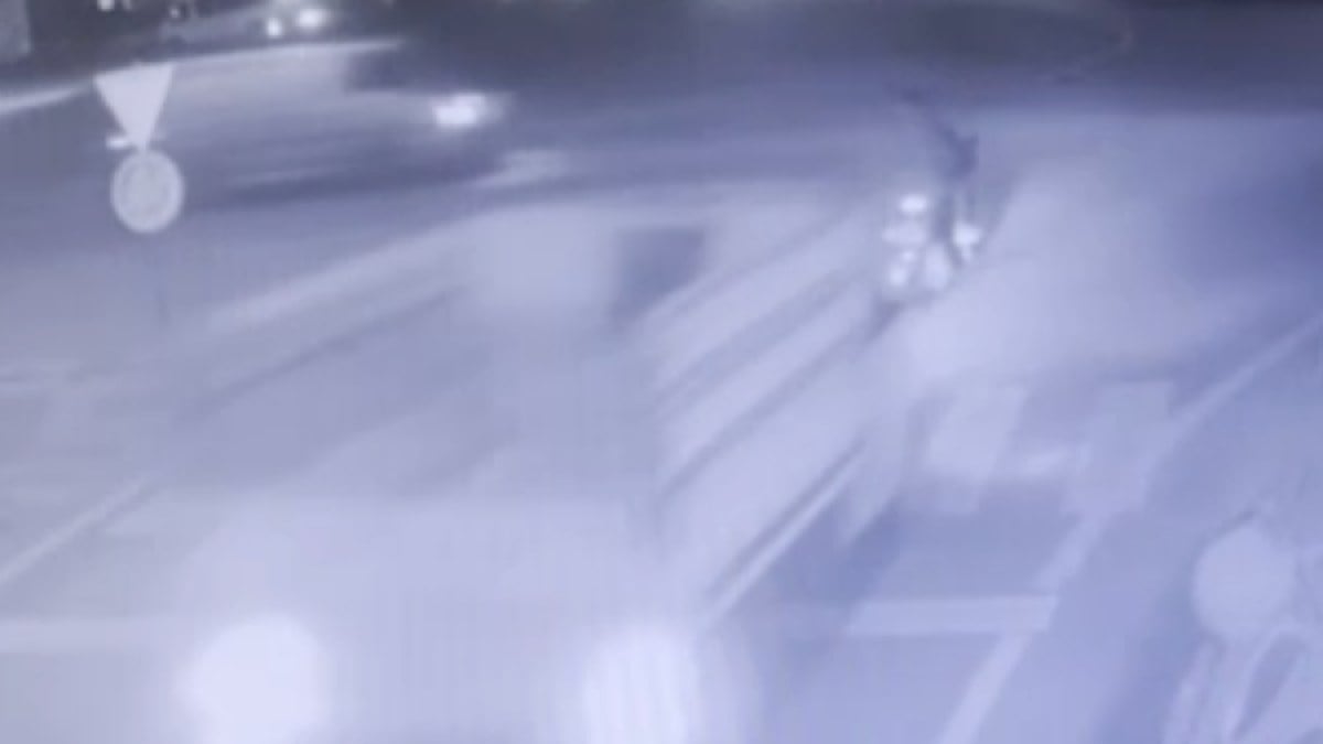 Bursa’da kamyonetin motosiklete çarptığı kaza kameraya yansıdı