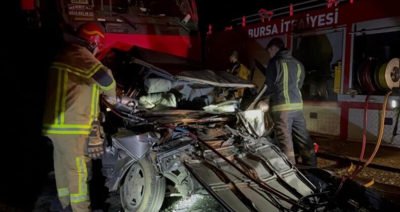 Bursa’da otomobil, iki tırın arasında sıkıştı: 1 ölü 1 yaralı